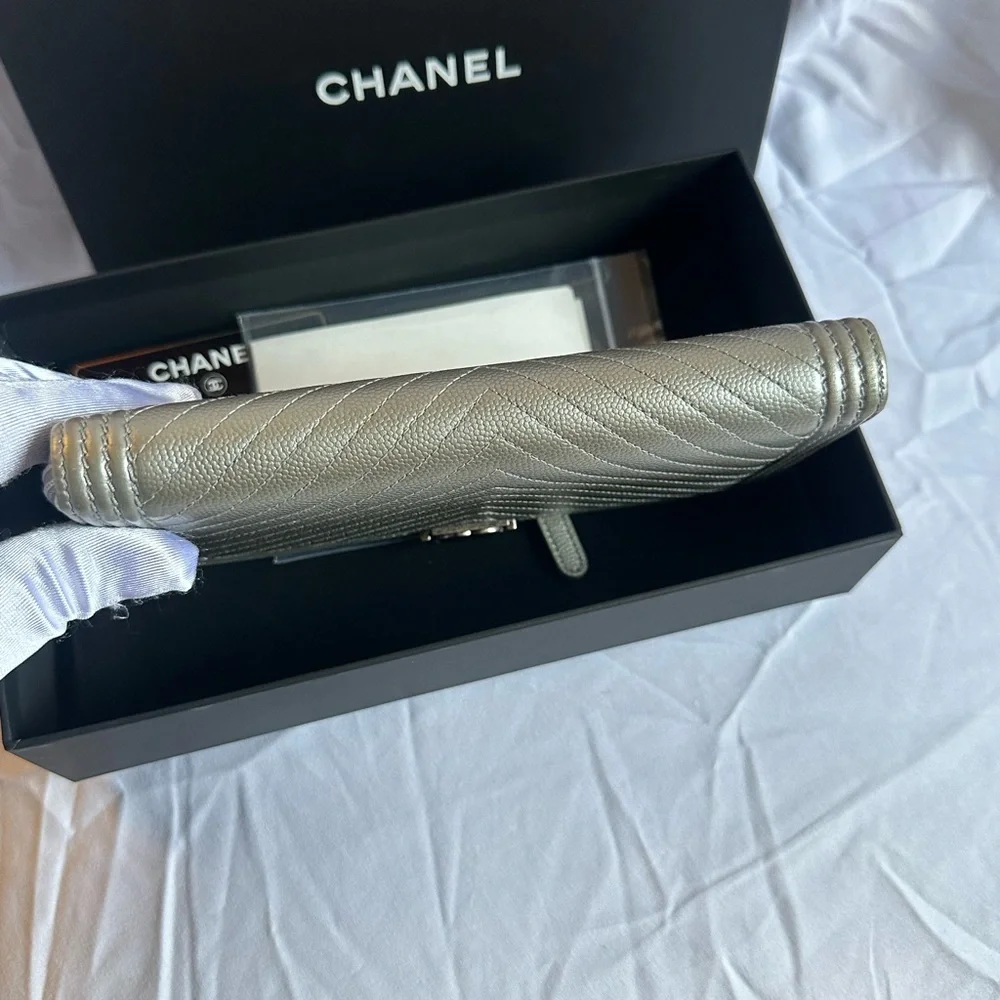 💯 Authentic Chanel Silver Chevron Quilted Zip Around Boy Wallet - Picture 15 of 16